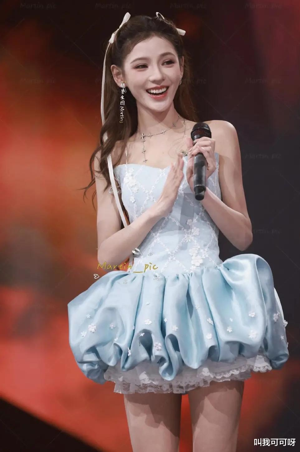 张予曦“快手超级夏晚”造型引热议，3D建模身材成焦点