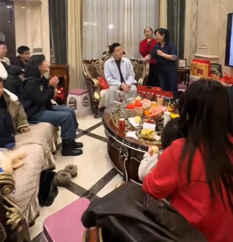 章若楠年初一给舅舅拜新年穿貂毛大衣素颜漂亮，送48元碗仔面俭省