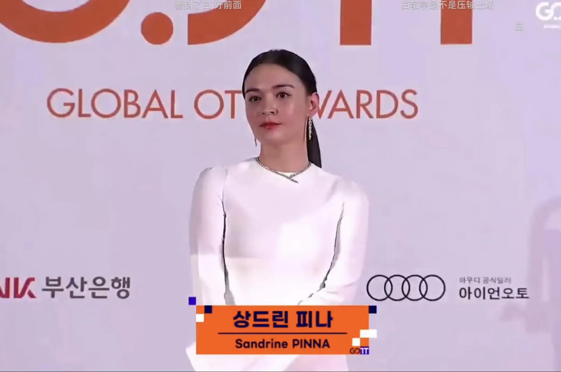 林依晨亮相釜山红毯，她穿鎏金裙腰身粗一圈，二胎产后还没恢复好