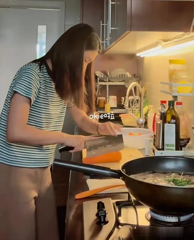 马伊琍女儿跟保姆学做菜,用塑料小盆洗肉,16岁文君竹越长越好看