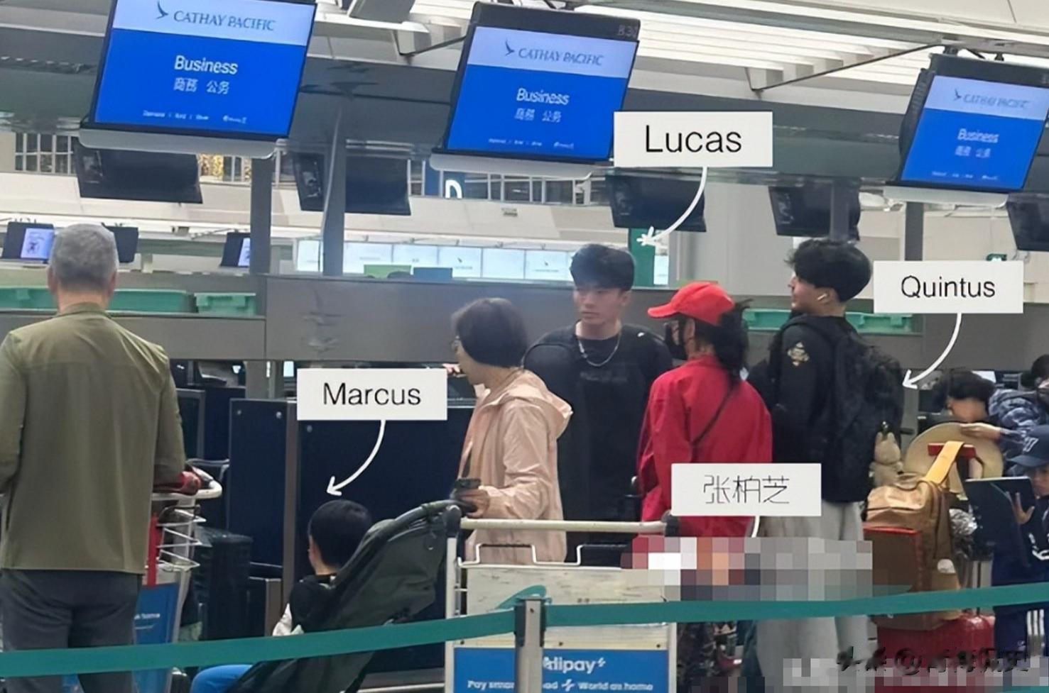 张柏芝携三子飞澳洲，谢振轩一脸严肃，颜值超高，小儿子罕见露面