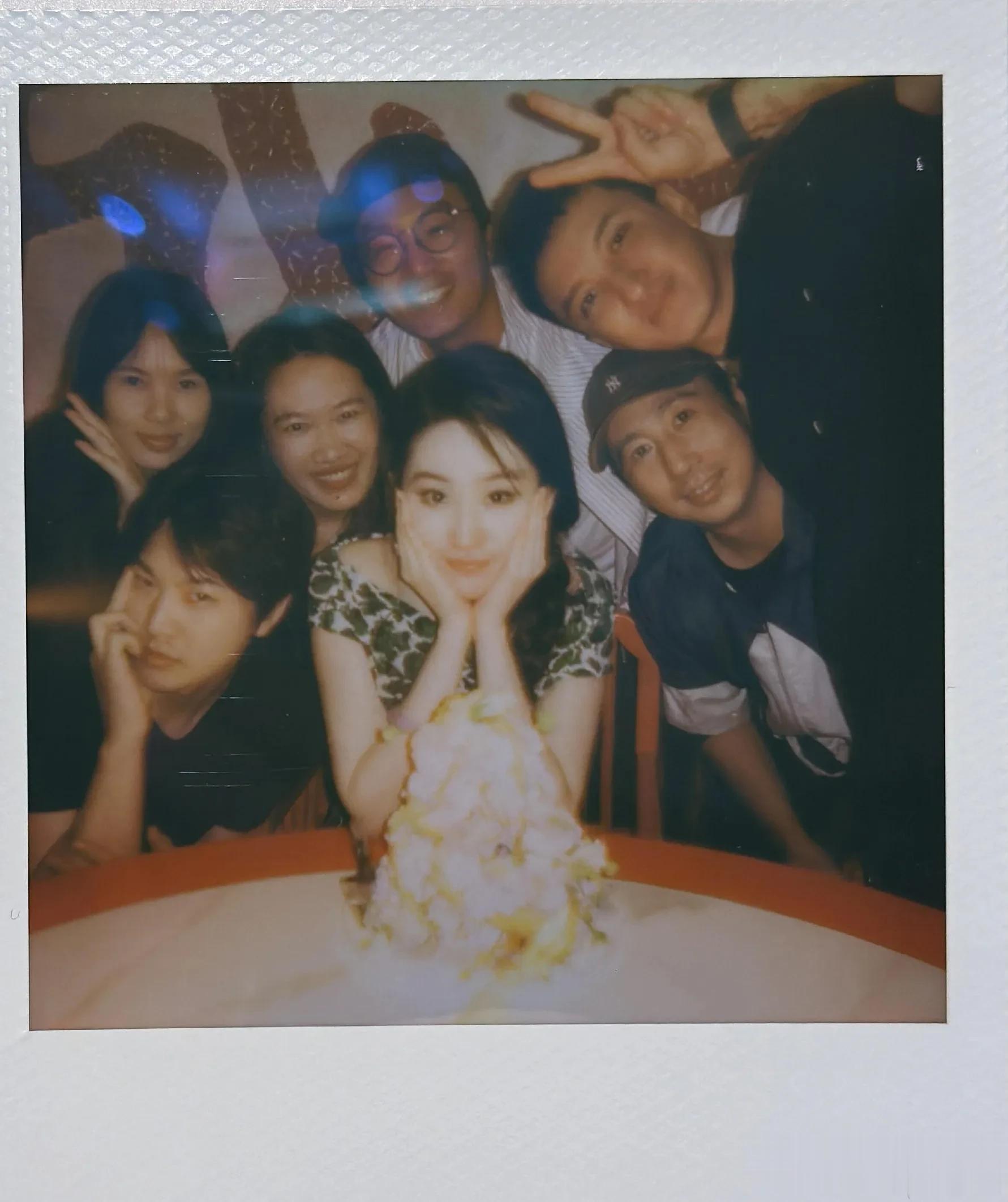 刘亦菲38岁庆生照，穿一字肩连衣裙典雅高贵，如公主般美丽开心