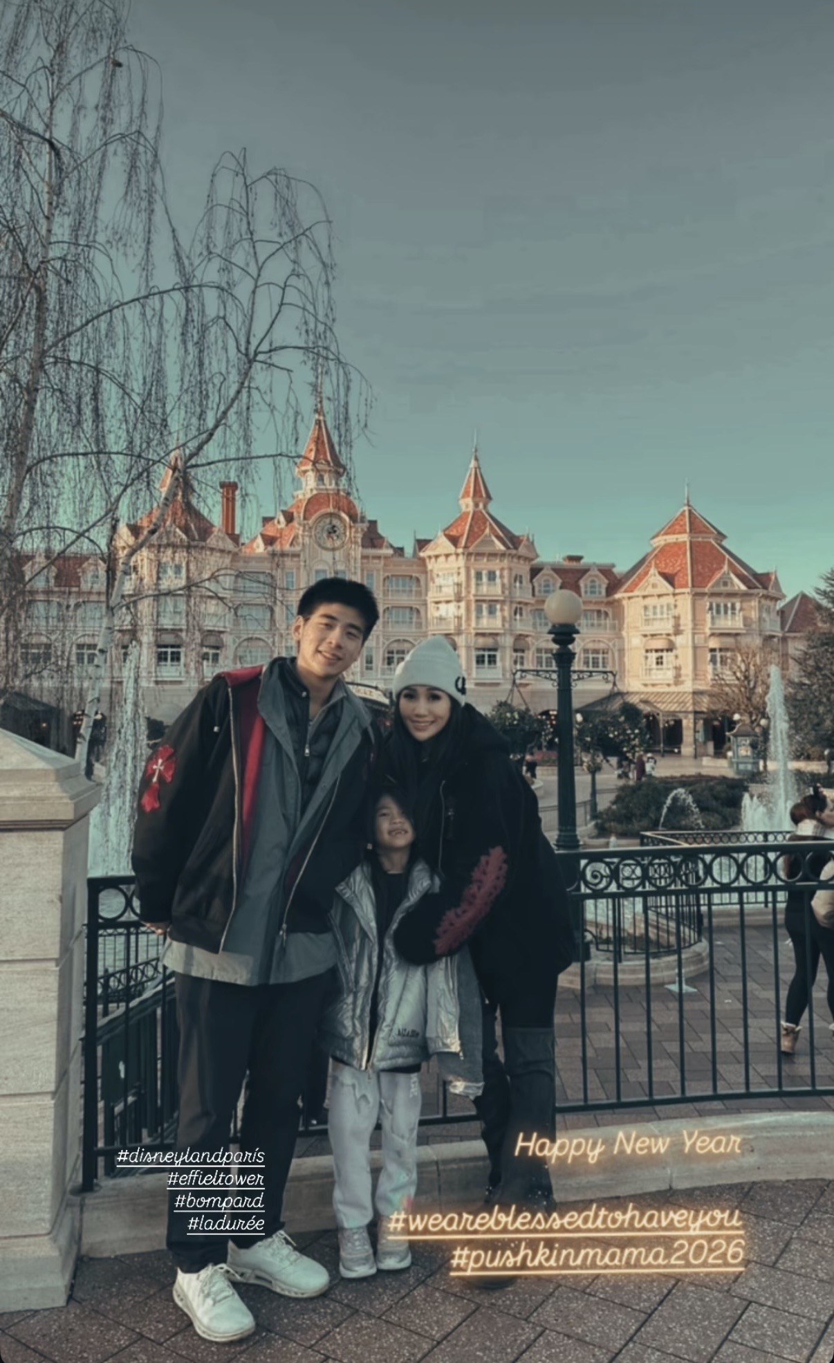 何超盈在法国温馨跨年，小7岁丈夫罕露脸，一家人合照女儿像父亲