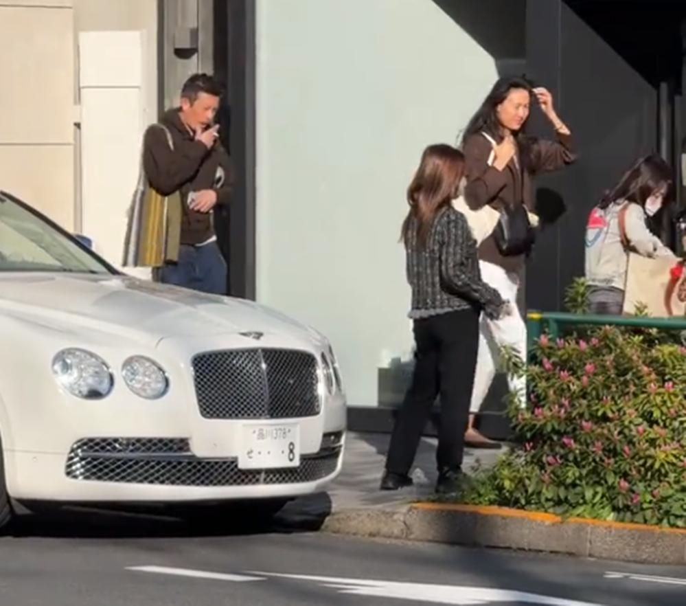 45岁陈冠希日本街头被偶遇：头顶斑秃烟不离手，超模老婆秦舒培素颜美翻天