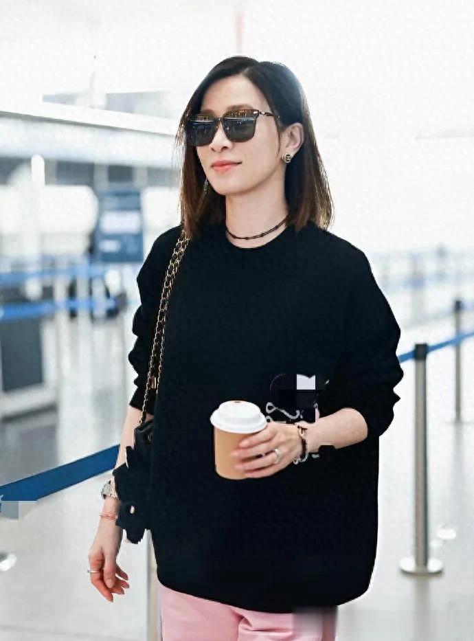 佘诗曼气质根本不用扮嫩！穿黑色针织衫+粉色阔腿裤，时髦又减龄