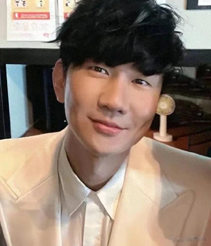 林俊杰与女友同框照疑曝光，两人穿情侣装被偶遇，粉丝纷纷脱饭