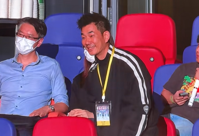 97岁李嘉诚看五月天演唱会,“自驾”电轮椅,头发眉毛都要掉光了