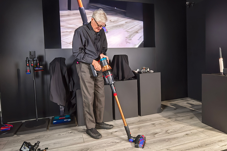 黑科技還得看戴森！IFA2025期間，創始人老爺子來到現場“帶貨”