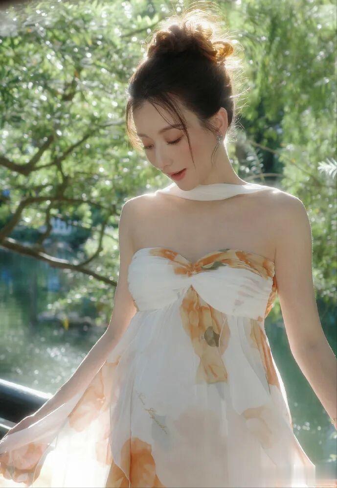 郭富城妻子现身月子中心，大肚子一脸自豪，菲佣跟着提包，命太好