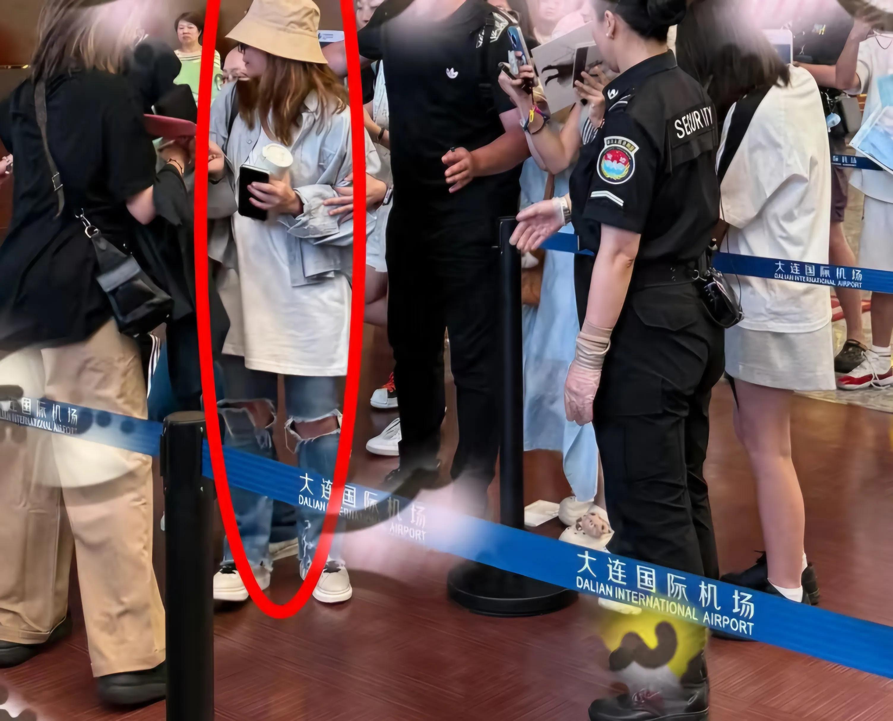 机场遇到张韶涵梁静茹，张身边有个跟她长得很像的女生是她妹妹吗