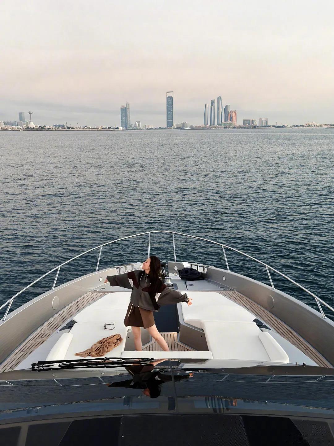 刘亦菲游艇随拍太酷啦，又有图可以当头像了，惠英红速评：美极了