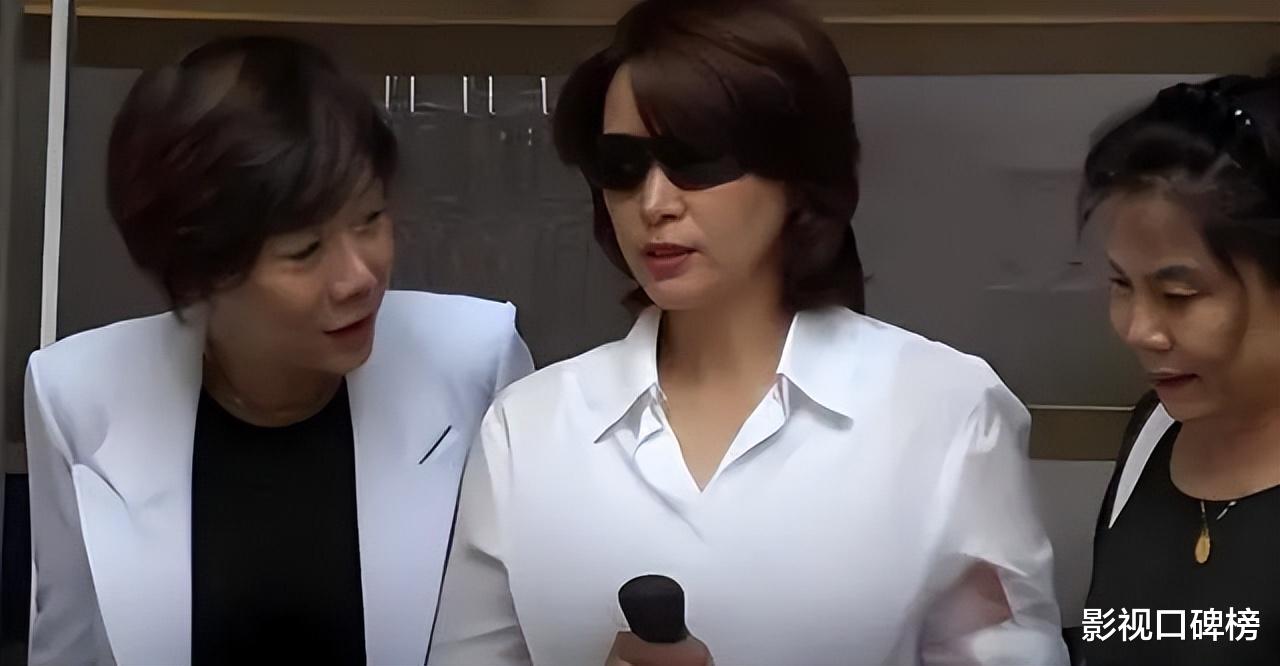 董卿带儿子看网球比赛，她穿旧衣服，状态很好，胳膊上肉肉的胖了