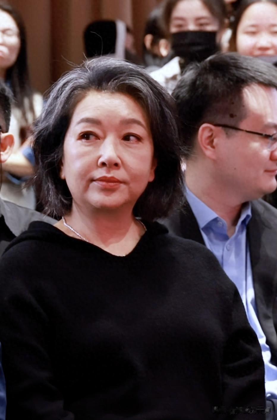 被57岁江珊惊艳,白发肥胖,不整科技脸,美人迟暮但气质还是很好