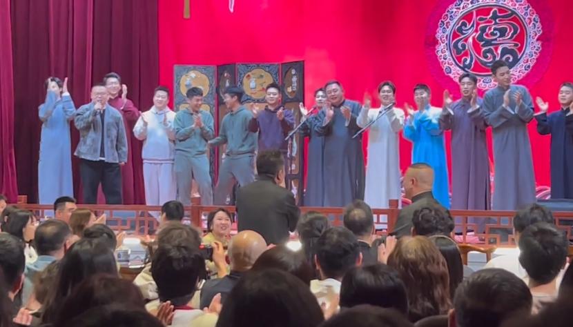 好卑微！郭德纲新剧开机，秦霄贤跑着撑伞讨好，合影依旧是背景板