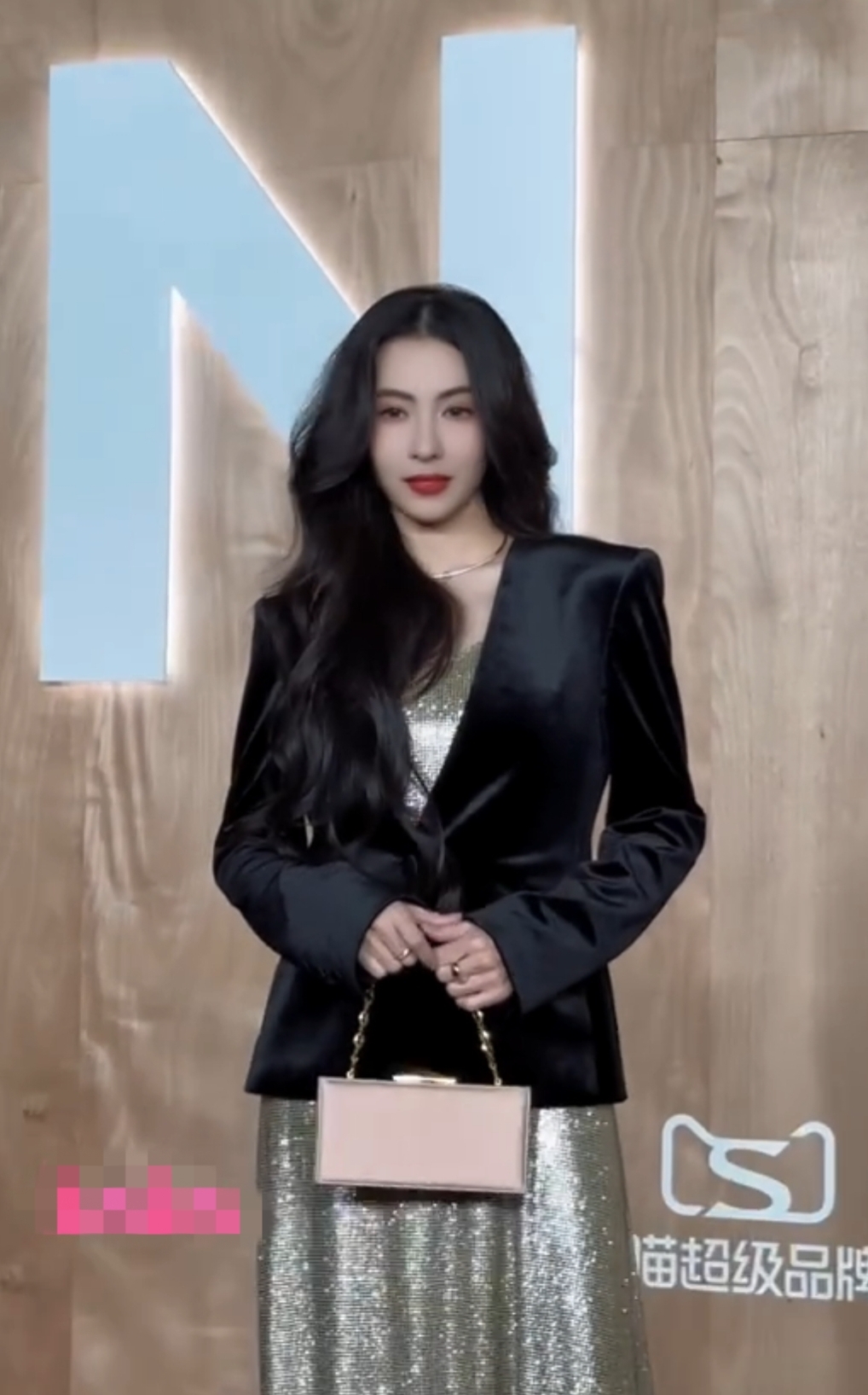 45岁张柏芝北京出席活动，黑色西装搭银色长裙，生图状态绝佳