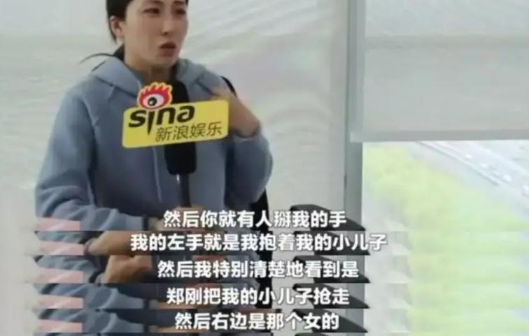 母亲葬礼上被富豪抛弃，儿子被夺走还惨遭暴打，如今39岁无人敢娶