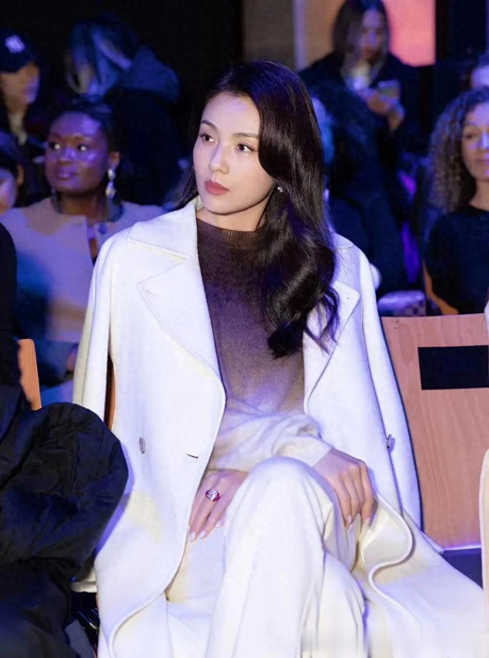 刘涛穿出了70后想要的高级感!大衣+渐变毛衣+阔腿裤,简约又大气