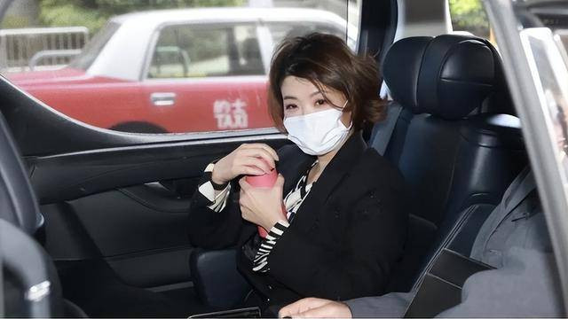 香港知名女星离婚案，女方因证词有出入败诉，丈夫激动落泪
