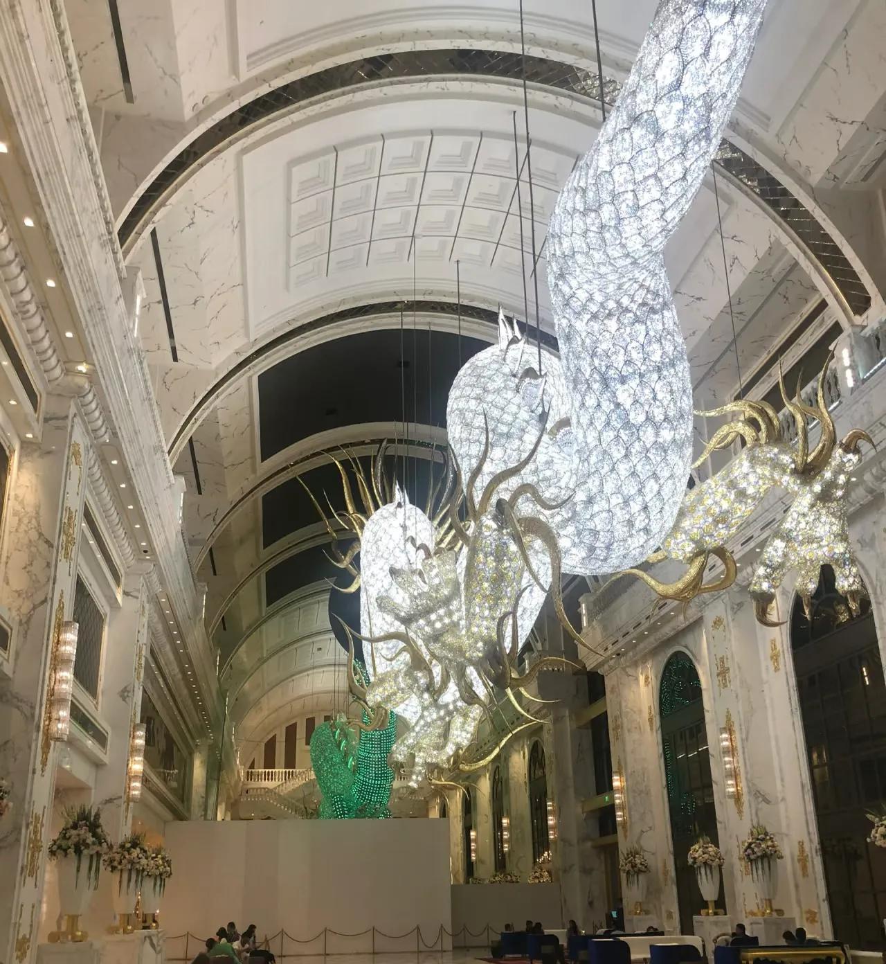 吴佩慈婆婆美国被逮捕,穿白色毛外套,看着很普通不像是有钱人