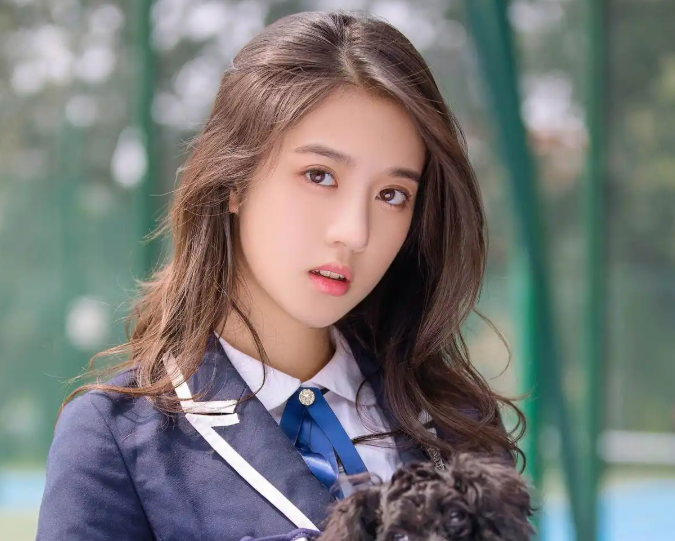 放下饭碗骂娘，跑到中国骂国人的李凯馨，还敢“狂”到几时？