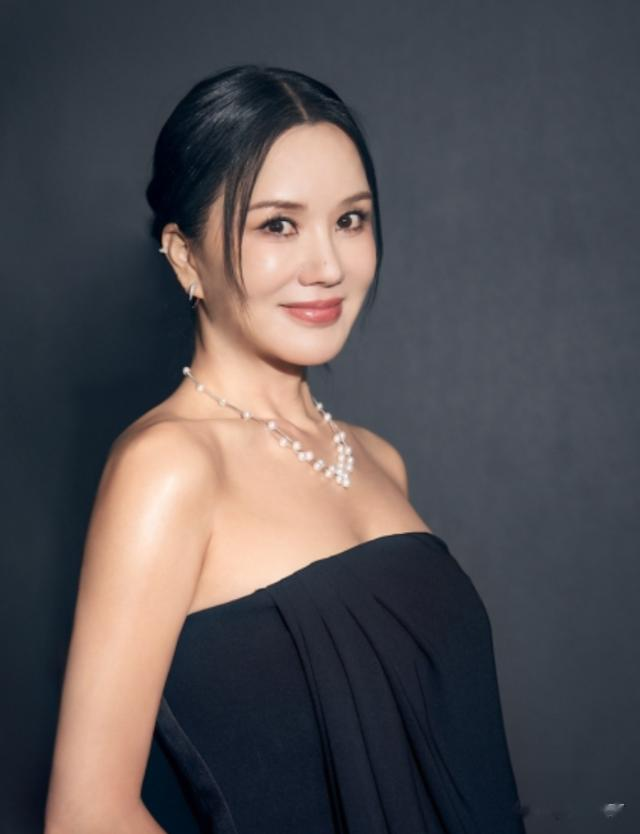 55岁女星单身20年,上节目公开情感需求:想去夏威夷“撩男人”