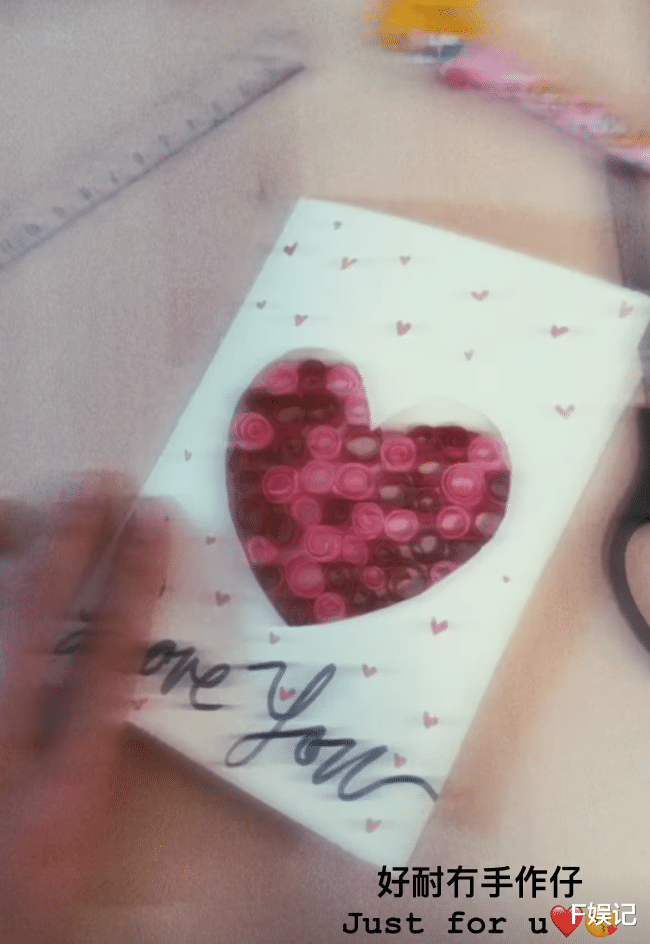 陈家乐连诗雅一起运动庆祝结婚2周年 带着女儿拍一家三口全家福