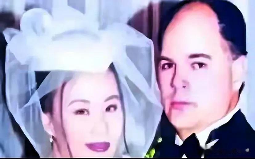 原来她已不是中国籍,被老外骗得一无所有,如今重登舞台让人泪目