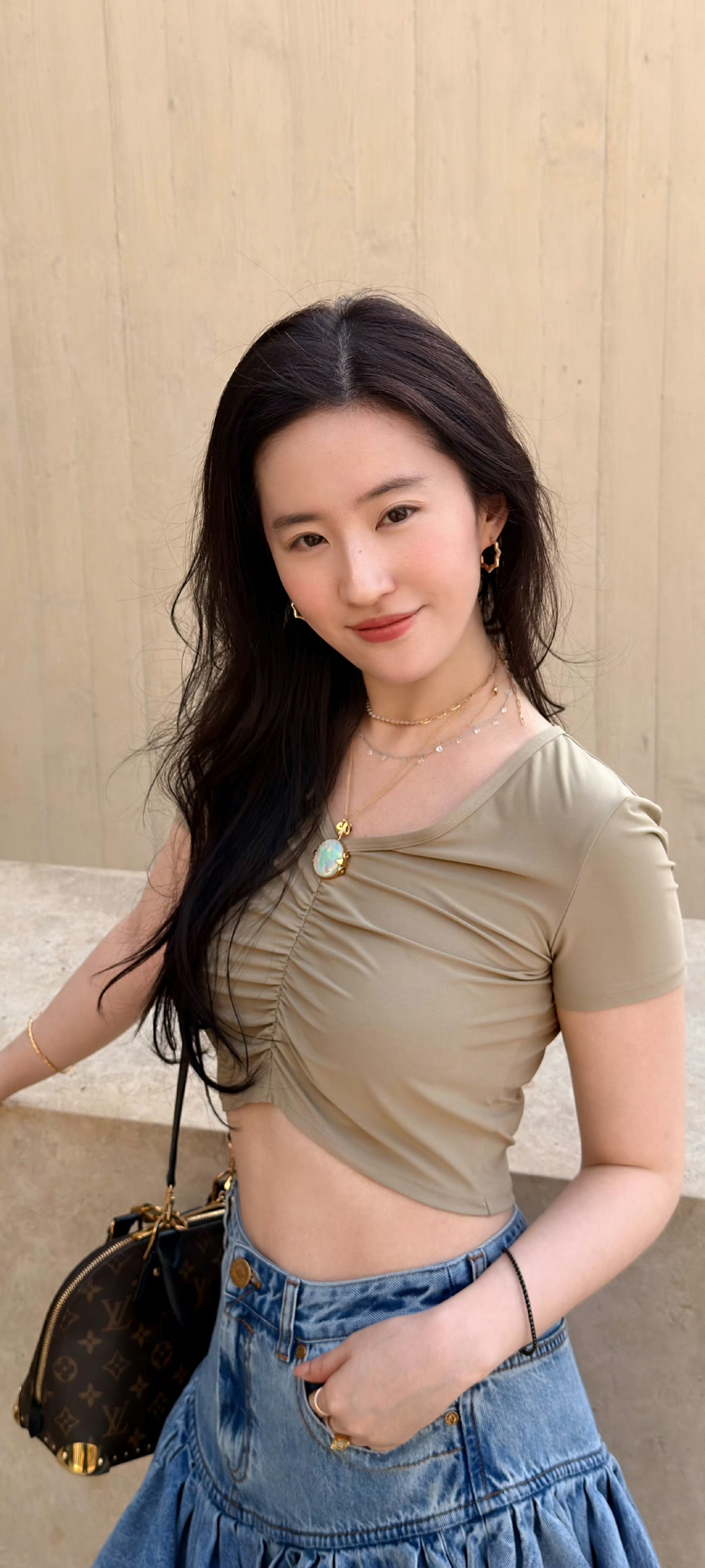 刘亦菲的牛仔小短裙私服穿搭