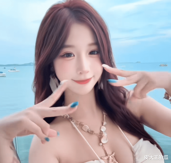 女主播直播遇到弟弟查房，直言弟弟在就跳可爱风舞蹈，网友：踢了