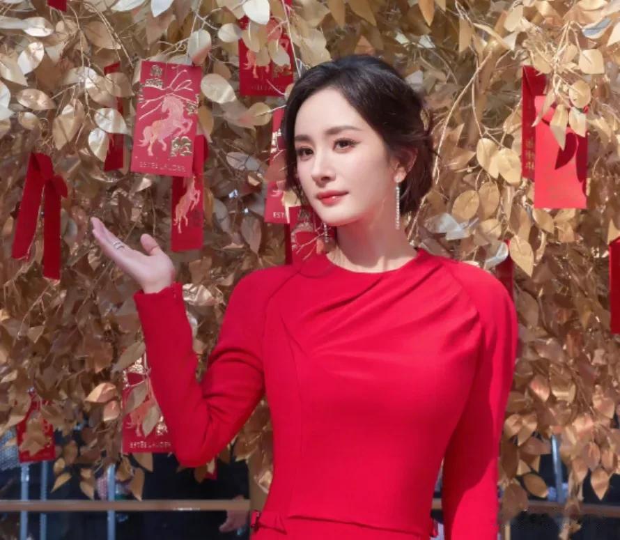 赵丽颖、杨幂、唐嫣同天活动生图曝光！网友辣评：明星和礼仪小姐