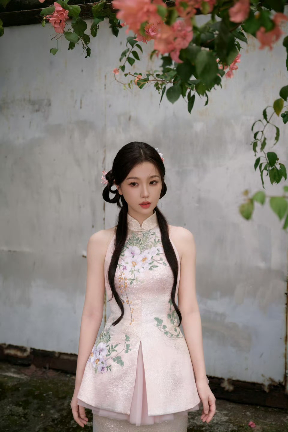 虞书欣街头旗袍高跟穿搭写真，美感十足