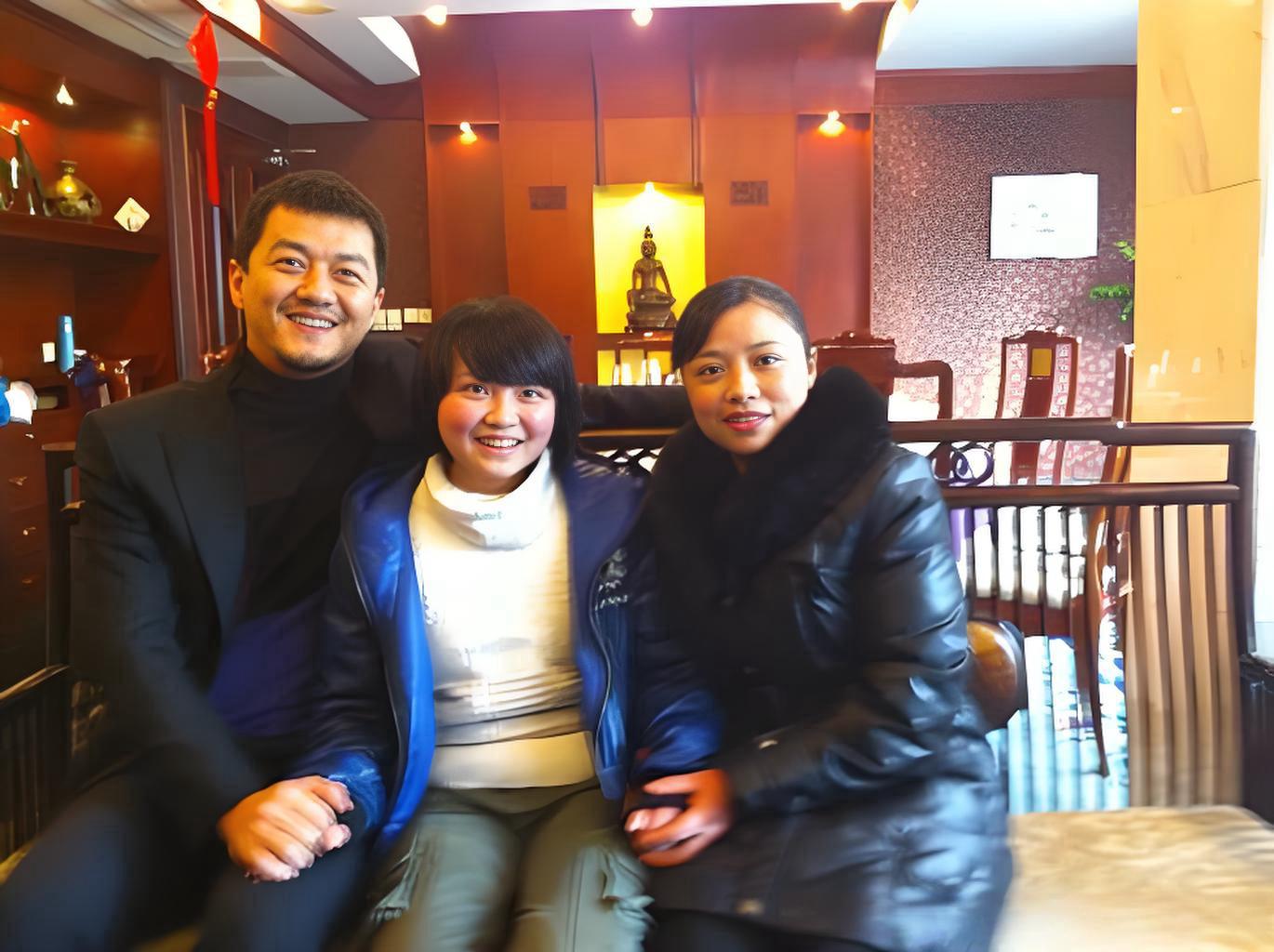 李亚鹏在四川见第四个女儿,身份公开:毕业于电子科大,相拥而泣