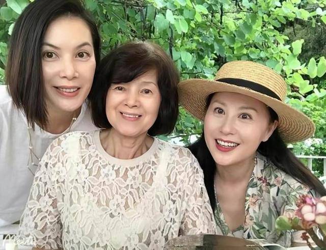 香港知名女星江欣燕出席活动突然中途退场