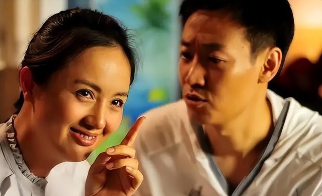 在妻子朱媛媛离世后，51岁的辛柏青却因为两个动作，再次口碑暴涨