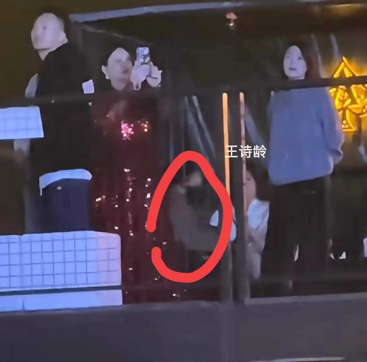 李湘王诗龄看跨年演唱会，王诗龄有专人跟着伺候，晒与张艺兴合照