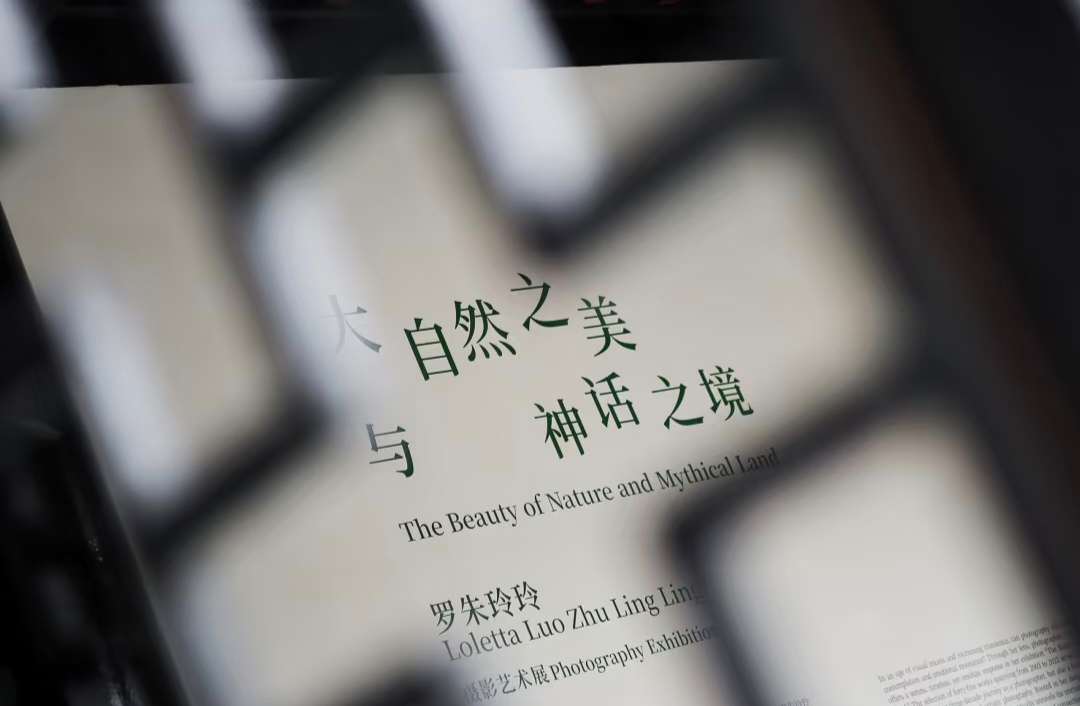 霍启山与继父罗康瑞合照曝光，笑容灿烂很帅气，罗康瑞站C位