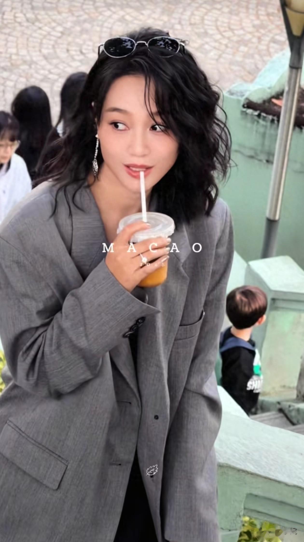 44岁朱丹街头穿搭:齐肩发+西装+黑裙,侧脸绝了,美出了新高度