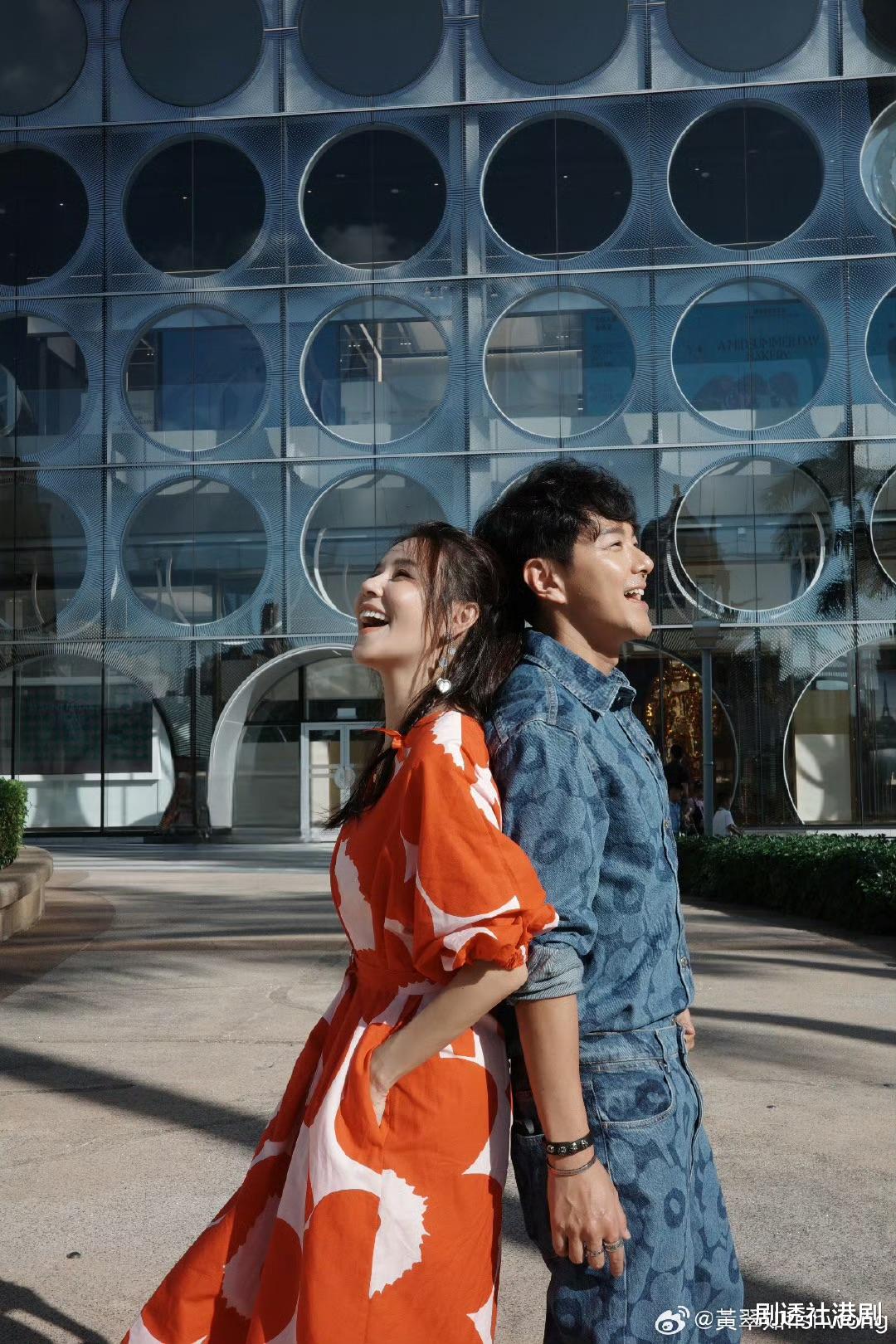 TVB恩爱夫妻为儿子庆祝满月!小家伙头发浓密,妈妈素颜难掩星味