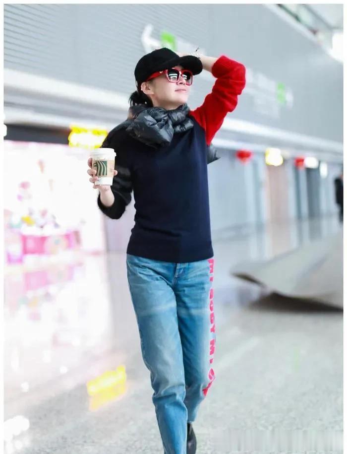 许晴真会赶时髦！穿拼色毛衣+牛仔裤，减龄不止10岁！