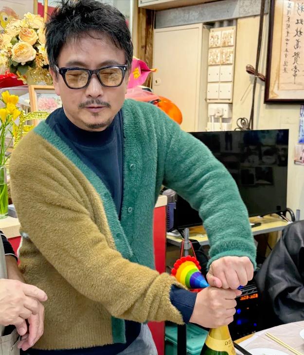 酒剑仙谢君豪提前庆生现场曝光！62岁近照依然帅气