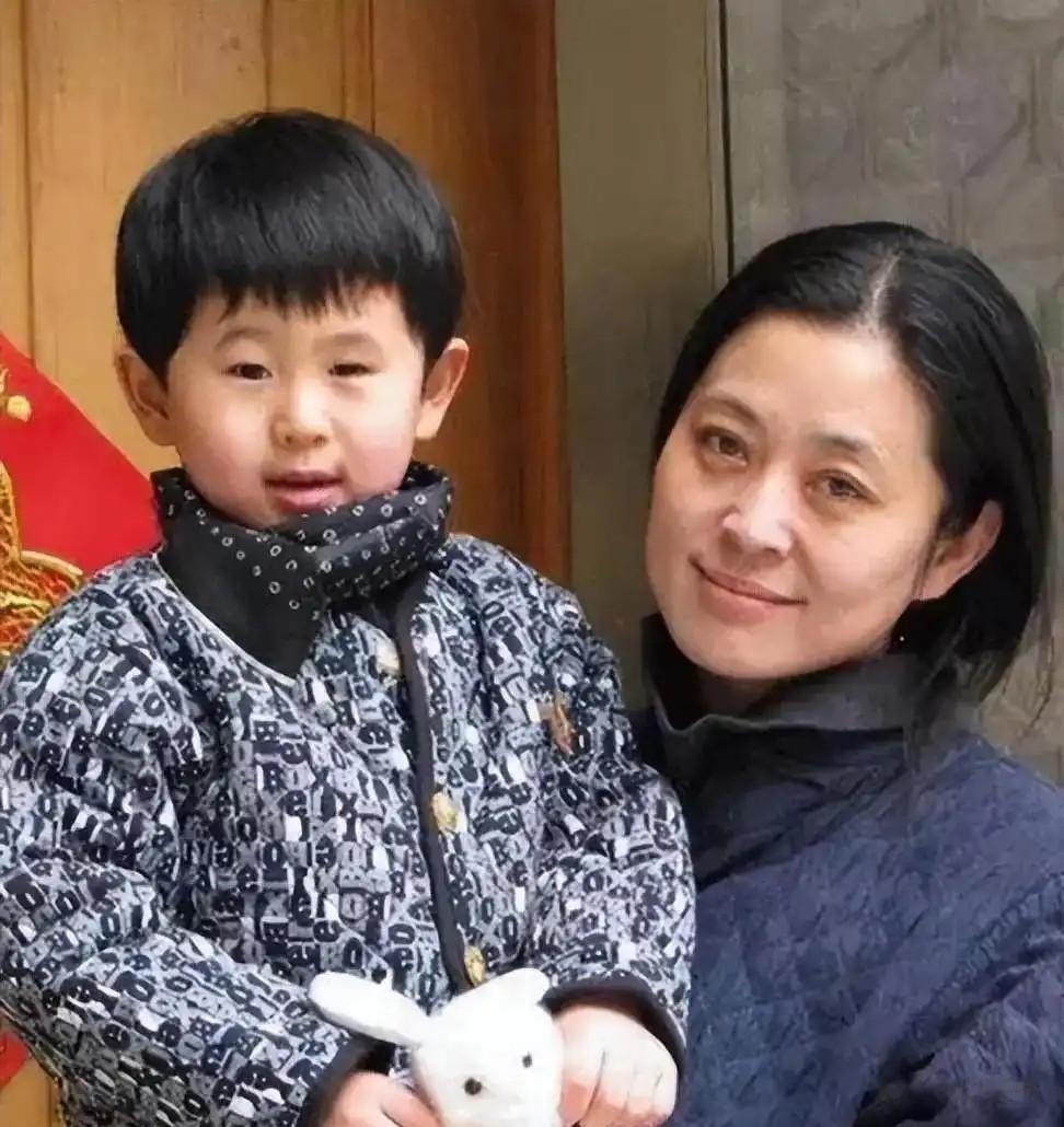 他72岁独居离婚未再婚，每月寄钱前妻20年，没人懂他为何从不解释