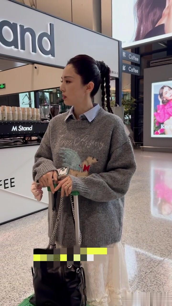 董璇今日回京机场路透照，穿灰色卡通毛衣搭配半裙，妆容精致好美