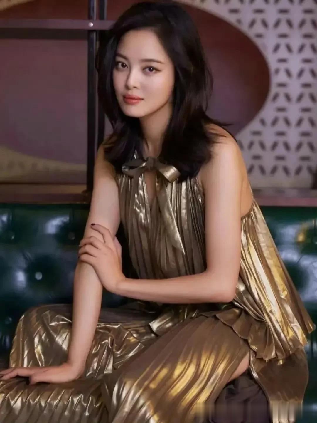 辛芷蕾Y2K造型炸场！网友：这一身，王菲来了都得愣两秒！