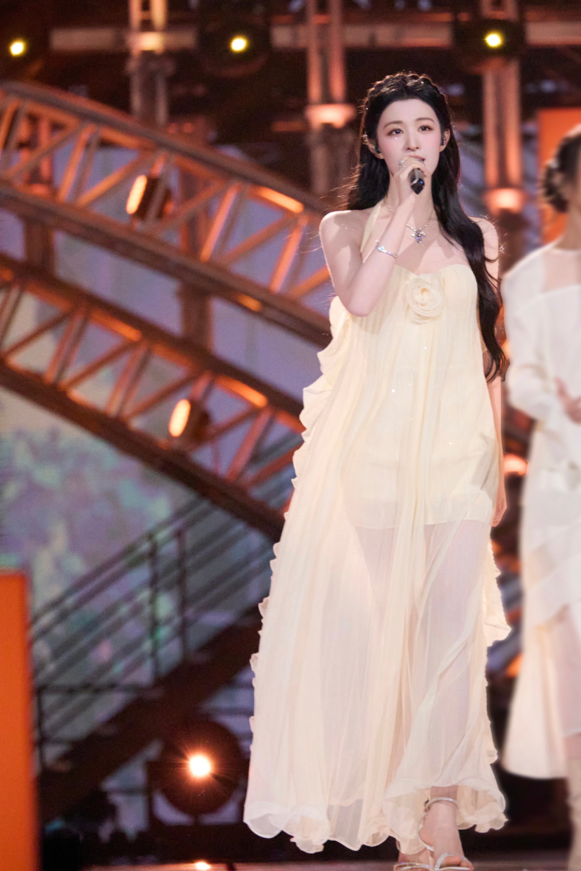 王楚然的身材线条,老天爷追着喂饭吃的程度,美得移不开眼!