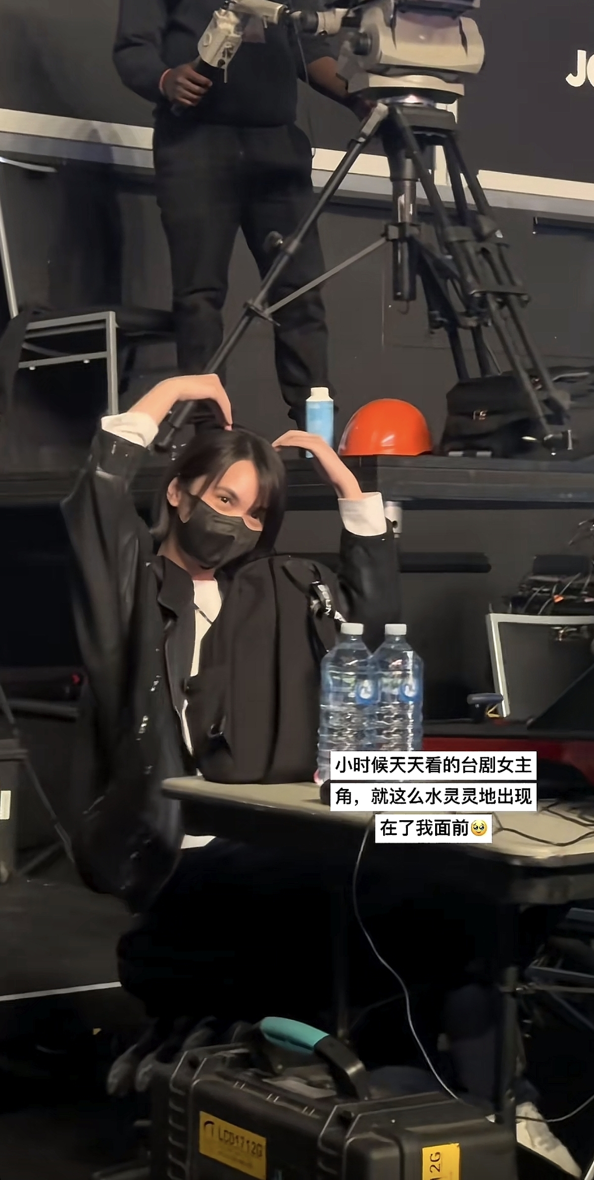 杨丞琳现身李荣浩演唱会，素颜戴口罩依旧很美，大方甜蜜比心饭撒