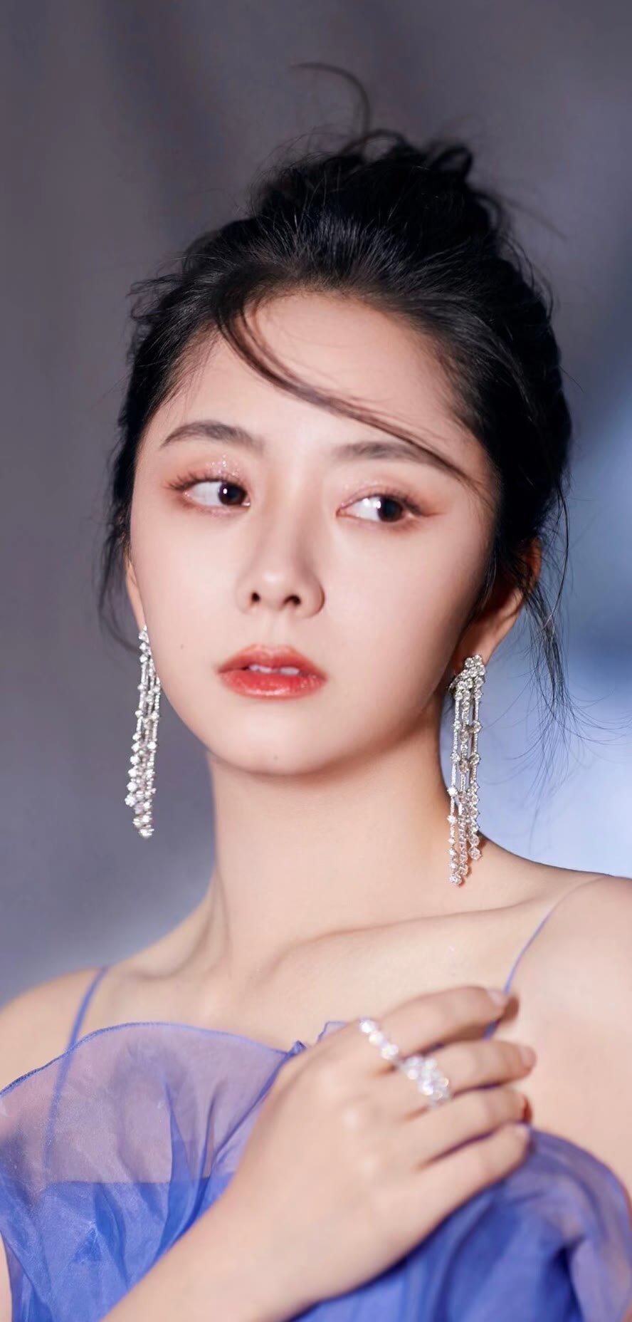 谭松韵私服被拍！34岁穿成18岁少女，这状态是吃了防腐剂