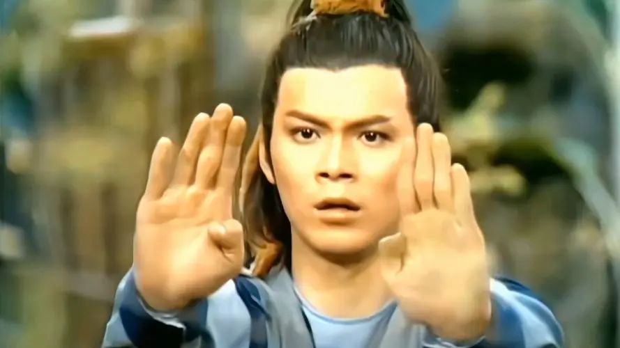 63岁黄日华在四川，深夜去吃火锅，被女粉丝包围，在店里引发骚动