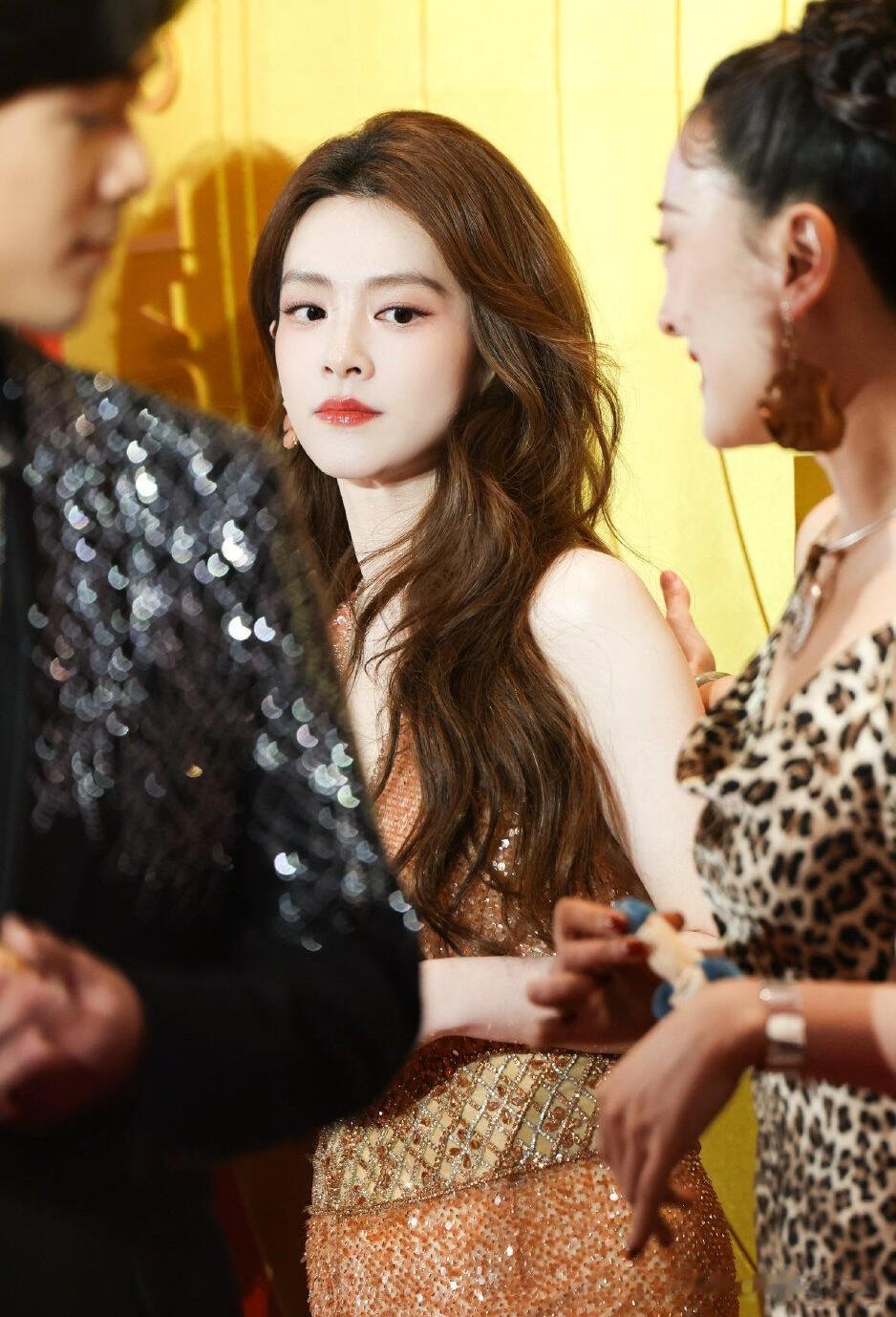 陈昊宇出席北京天桥音乐剧年度盛典，穿橙色亮片礼裙端庄典雅好美