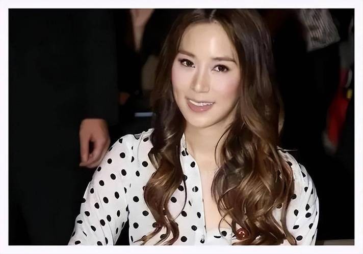 “千亿儿媳”彻底成笑话！43年来任人摆弄，连吃馄饨的自由都没有