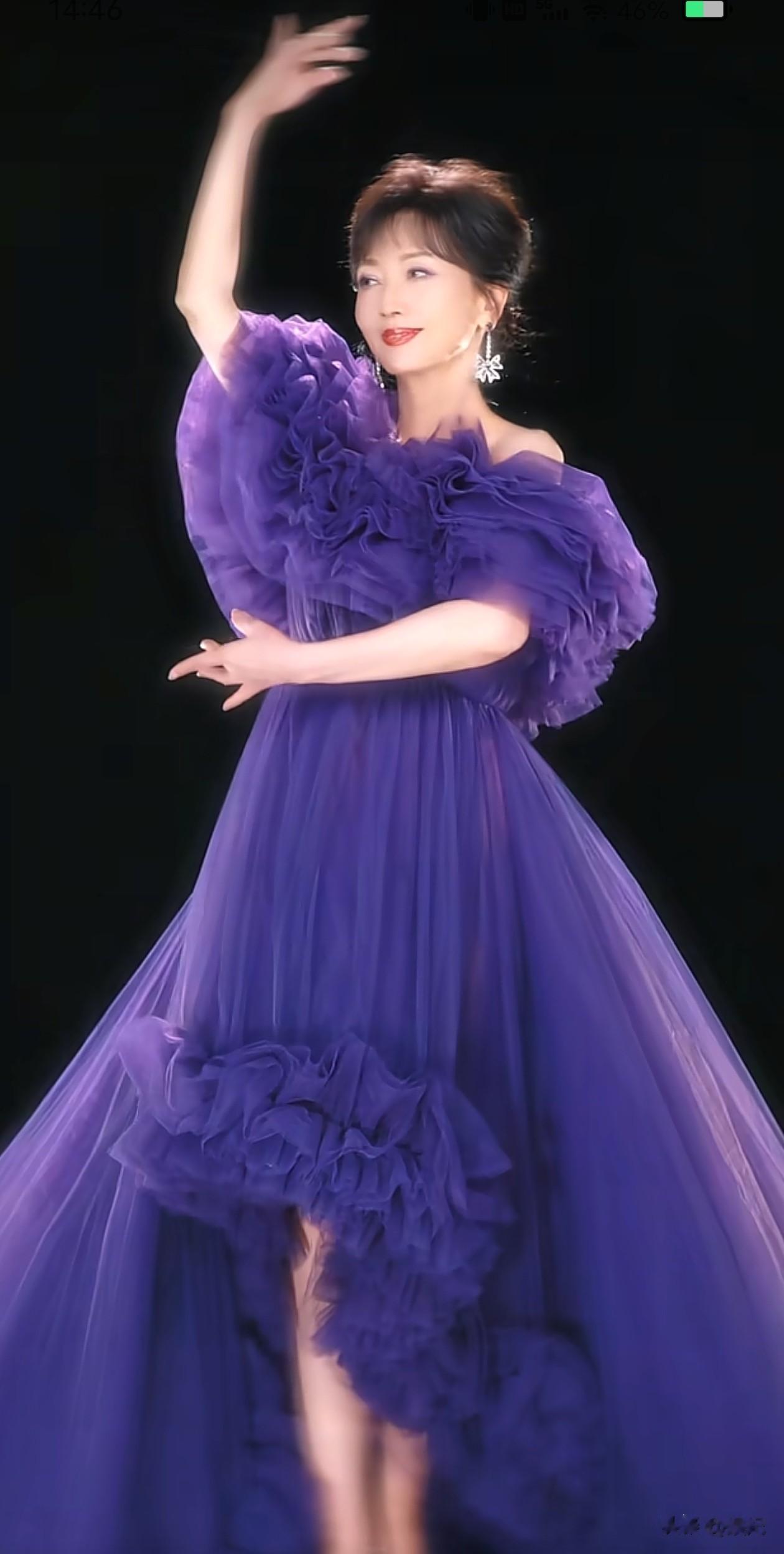 71岁赵雅芝身穿紫色抹胸裙，笑容灿烂，身材苗条，美得像51岁